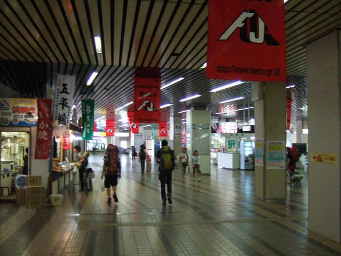 駅にはためくフジロックフェスティバルのバナー。 