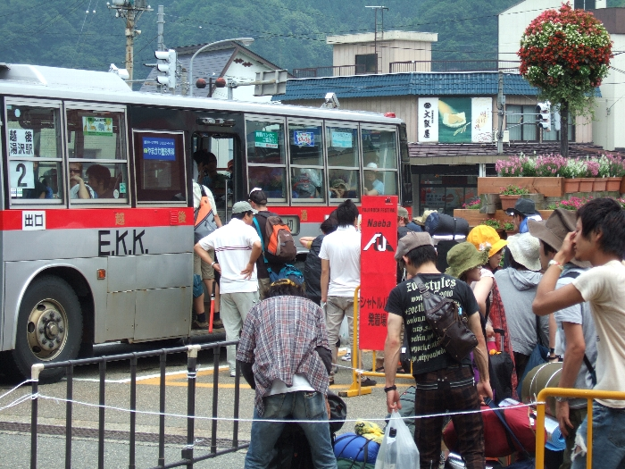 シャトルバスに乗り込む人たち。シャトルバスは正午から運行しますが早まることもあります。