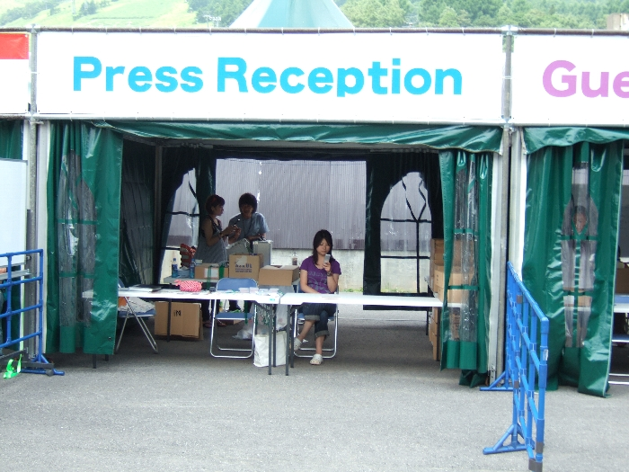 メディア向けの受け付け。海外メディアも来るので英語表記です。 