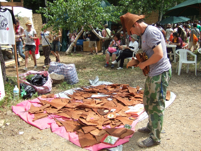 毎年同じ場所で帽子を売っている外国人。 