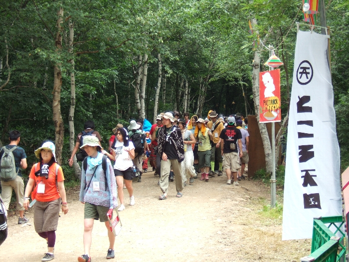 奥がグリーンステージ側、手前がところ天国。 