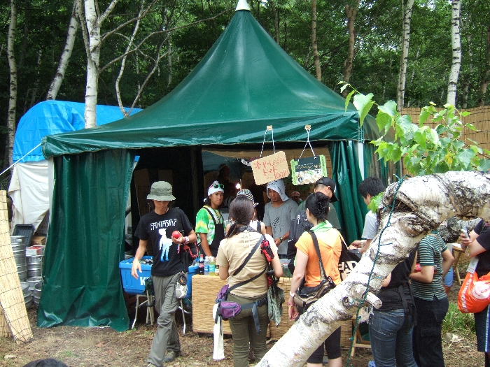 冷やしトマト、1個100円。フジロックフェスティバルでは野菜不足になりがちです。