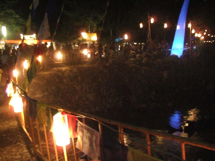 仮設橋の欄干にも照明。 