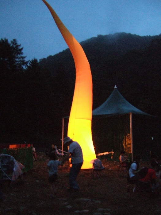 ところ天国に2本ある縦に長い照明、というよりオブジェ。 