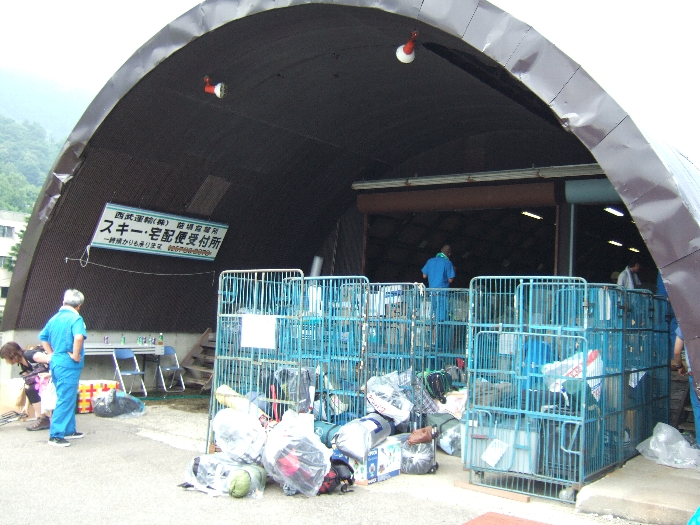 リストバンド交換所の隣にある宅配便受付。 