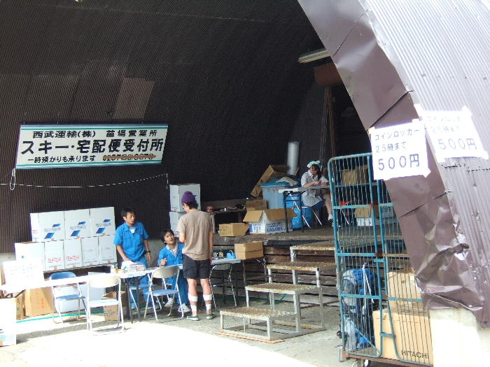 荷物を引き渡して、空いたスペースはコインロッカーとして使われます。 