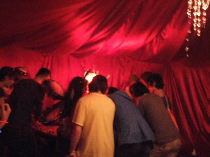 群がる人たち。 