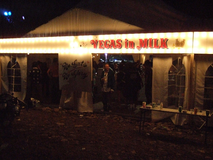 パレス・オブ・ワンダーの道路側にあるバー「ヴェガス・イン・ミルク」。 