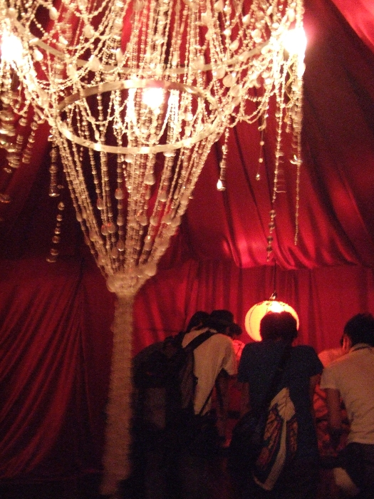 シャンデリアを模したような照明。 