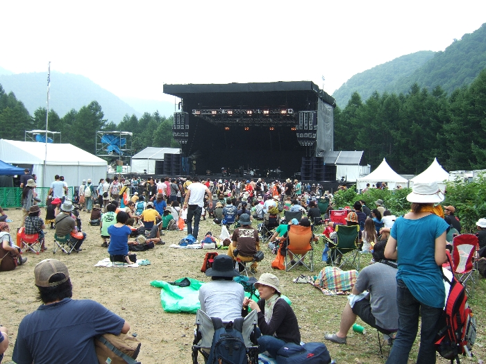 ホワイトステージ。2008年も大型モニターはありませんでした。