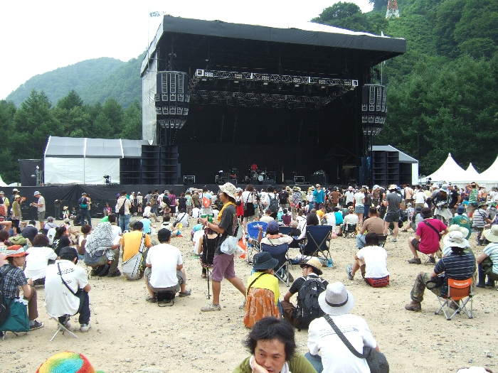 最近はいすに座って見る人も多くなりました。 