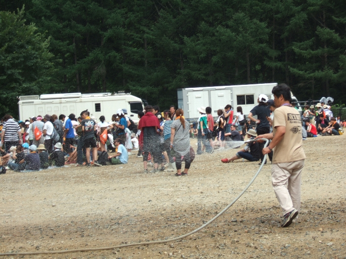 砂ぼこり防止のため水をまく人。 