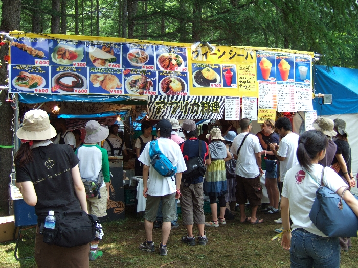 アフリカ料理のクイーン・シーバ。毎年同じ場所に出店しています。 