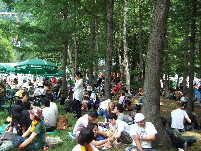 木陰で休憩する人たち。