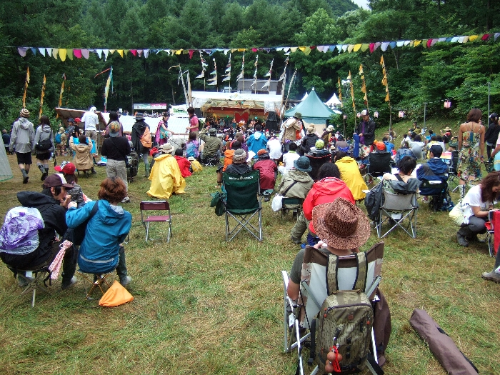 いすを持ち歩くのが定番となってきたようです。