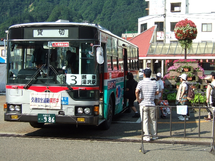 次々と乗っていく人たち。