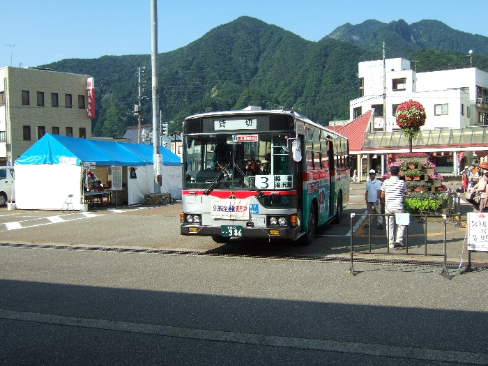 行列の向かい側にフジロックフェスティバルのスタッフのテントがあります。