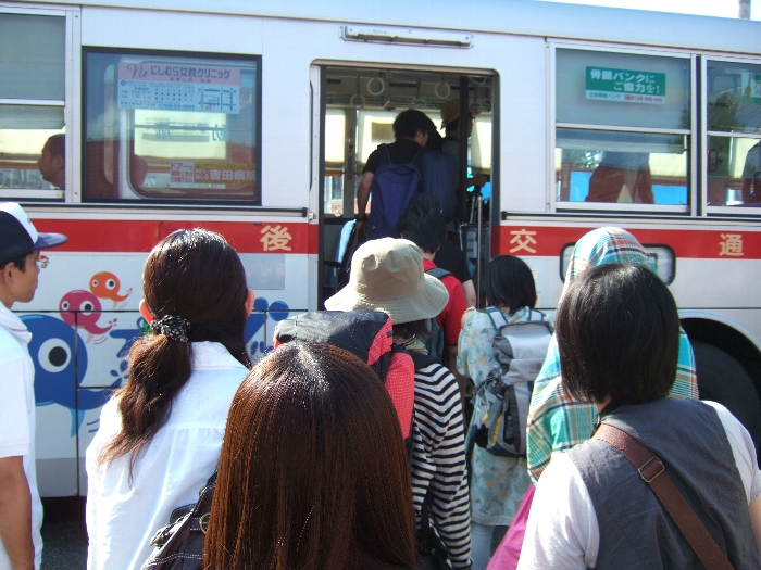 次々乗っていく人たち。チケットを買えばシャトルバスに無料で乗れますが、チケットを確認することはありません。