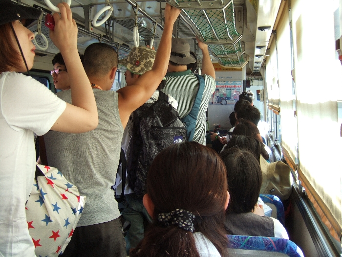 シャトルバスは、会場へ向かう便では通路にも乗客を乗せますが、会場を離れる便では全員が座り、通路に客は立ちません。