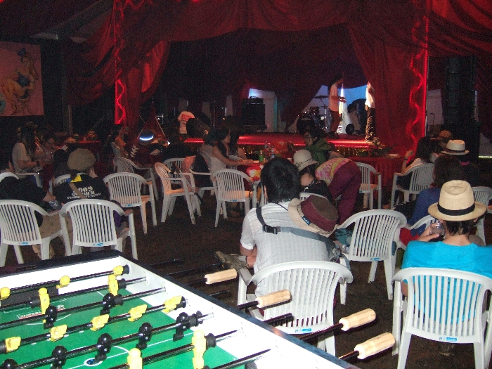 中に小さなステージがありました。