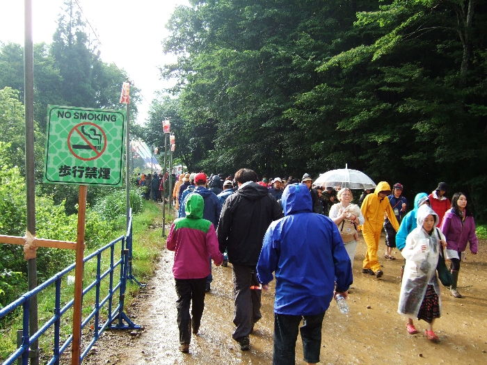 ほとんど守られない歩行禁煙。