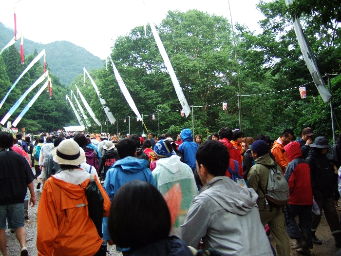 左側はキッズランド。向こう側がグリーンステージ方面です。