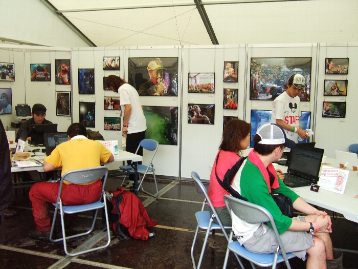 ノートパソコンはレノボ。