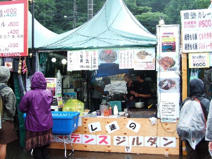 牛丼、カレー店。なぜか神戸牛カレーと銘打っています。海外では神戸牛イコール高級和牛です。