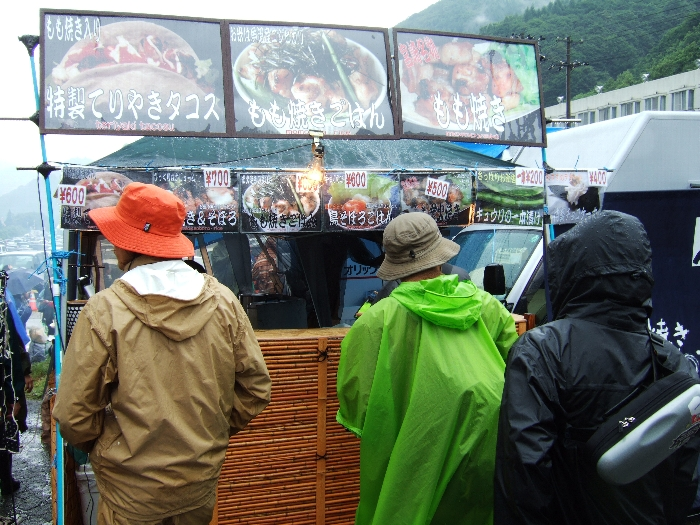 鶏肉の丼やそぼろの店。場外ではキャンプサイトに一番近い店です。