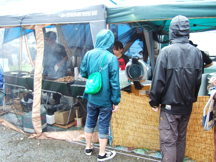 脇で鶏肉をジュージュー焼いています。