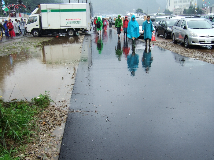 舗装された入場ゲート前通路。