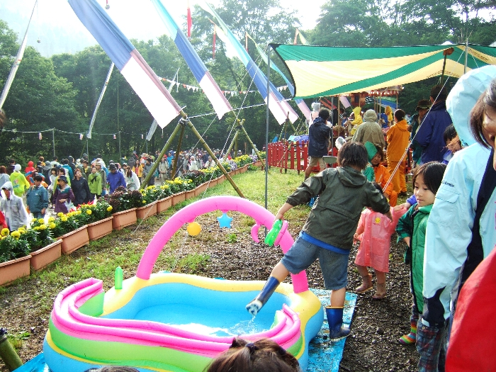 雨でも水遊び場はあります。