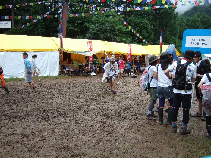 意図しているのか偶然なのかは分かりませんが、テントの色はNGOでよく使われる黄色です。