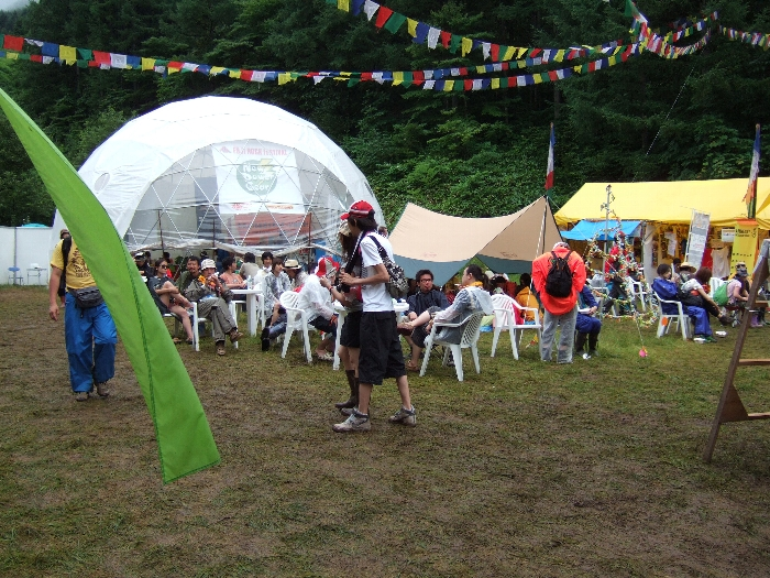 NGO（非政府組織）が集まるNGOビレッジ。例年、最も奥にドームテントがあります。