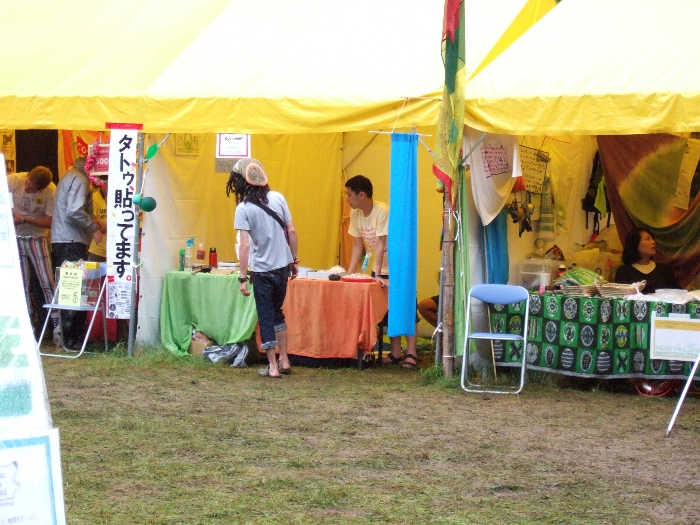 そのNGOが何を目指す組織なのか、テントにかなり近づかないと分かりにくいのが難点です。