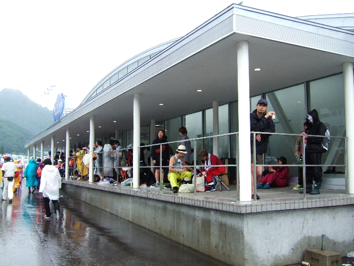 雨宿りする人たち。