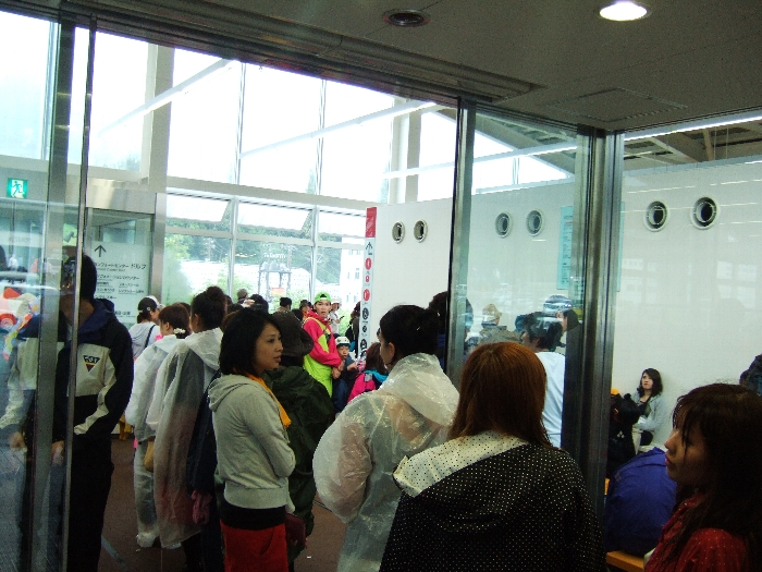 雨が降ると混雑します。