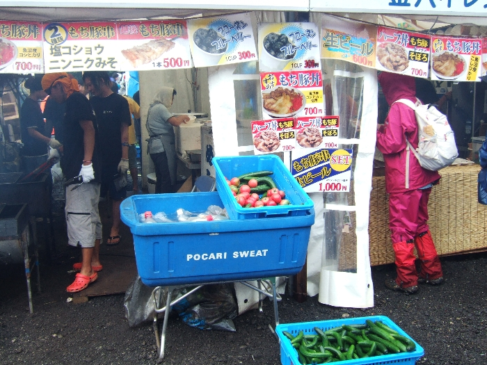 野菜も販売する金六イレブン。
