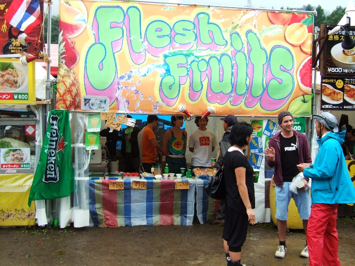 フルーツをそのまま（ブロック状にして）販売していました。