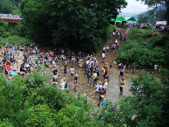 2日目の浅貝川。晴れていたのでたくさんの人が川に降りています。