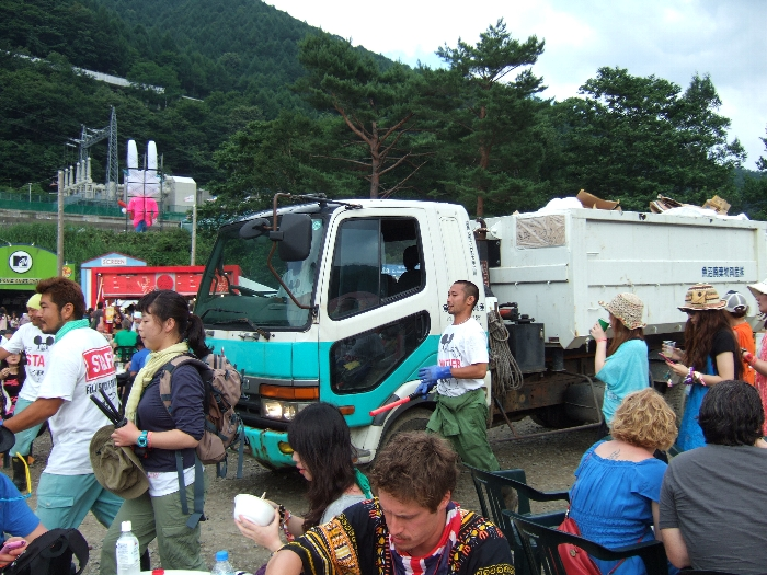 オアシスエリアのごみを回収するトラック。直接乗り込んでいます。