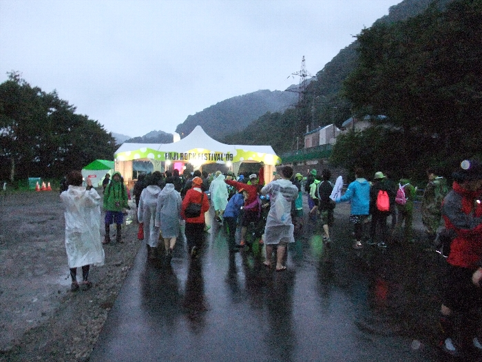 前夜祭は小雨でした。