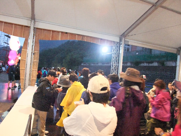 おたのしみ券を配るスタッフ。