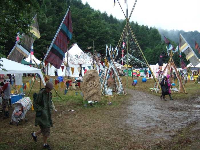 オレンジコートの奥、ムーン・キャラバンの手前にあるストーンド・サークル。