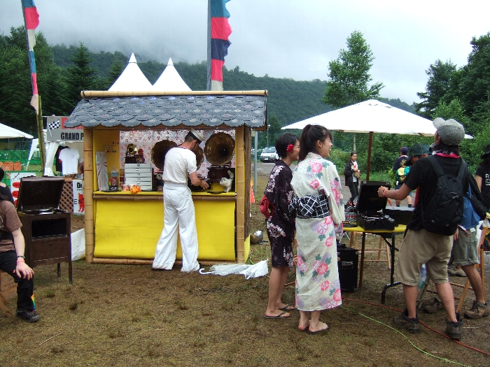 大正時代の衣装で接客する店。蓄音機がたくさん置いてあります。