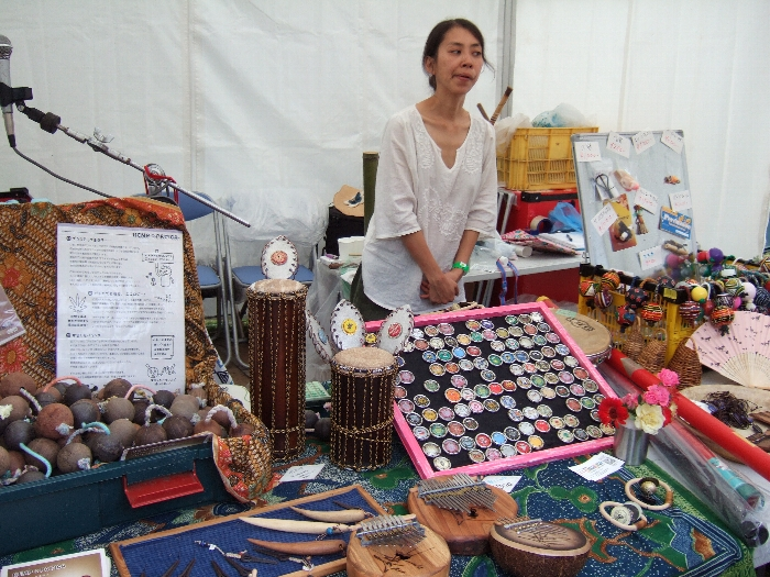 いろいろな楽器の販売店。