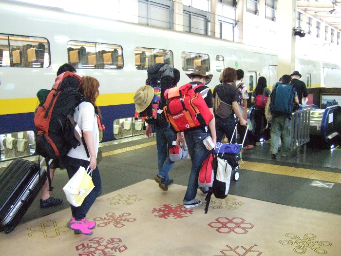 午前中はこんな格好の人ばかりです。