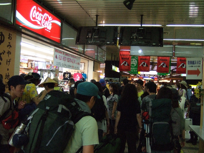 改札口を出たところ。混雑しています。