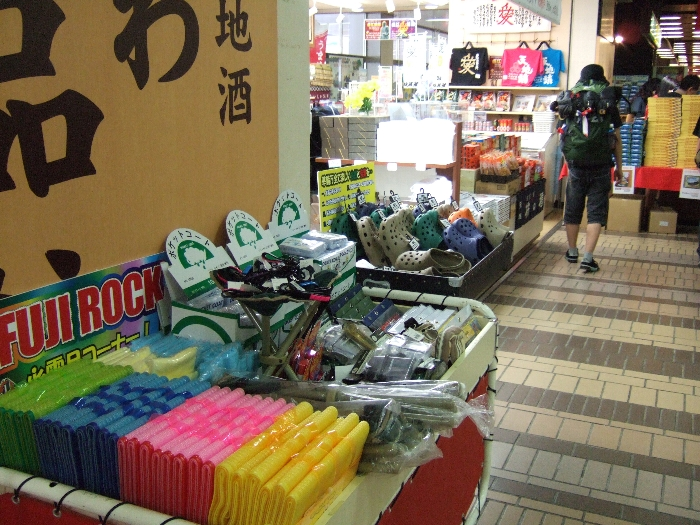 改札口に最も近い店、ゆざわ銘品店。