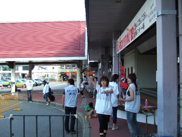 背中に「ありがとう湯沢」と書いてあるので、地元の人が案内していると思われます。